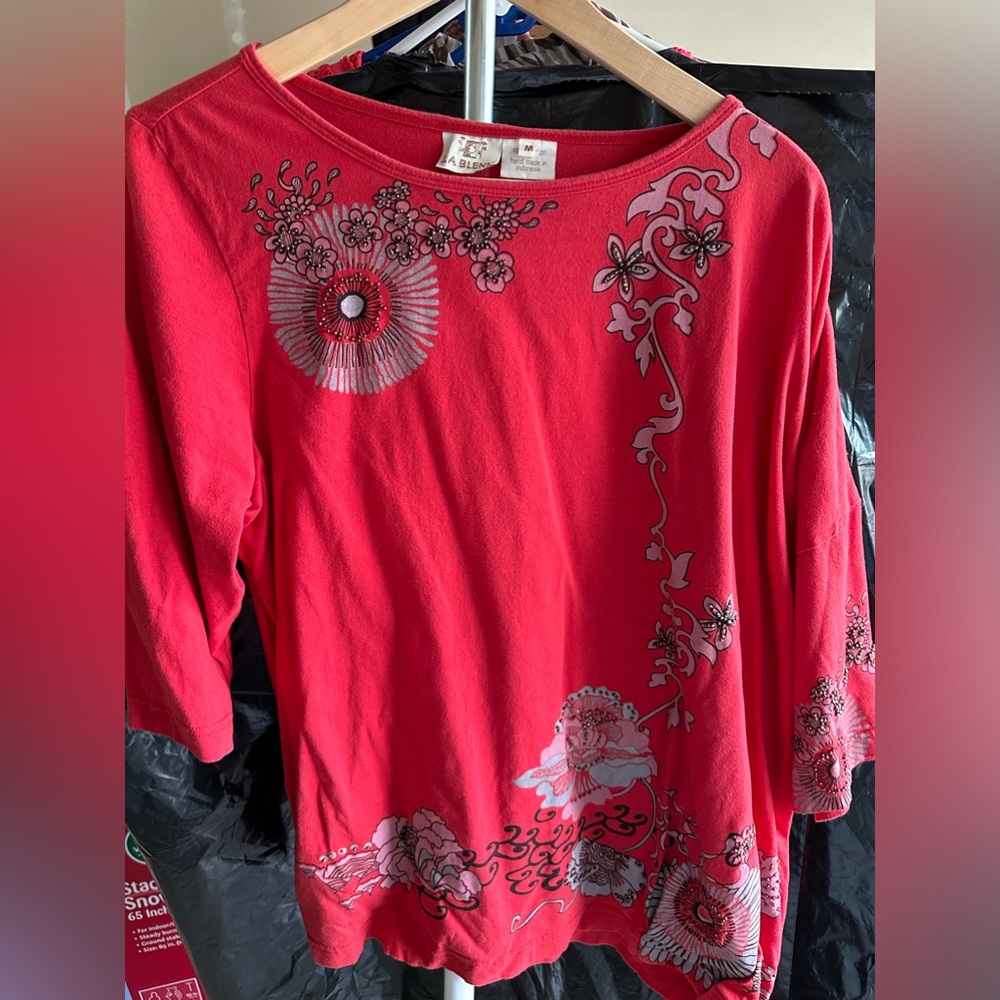 Cute top w/bead accents  sz medium. Boutique clothing